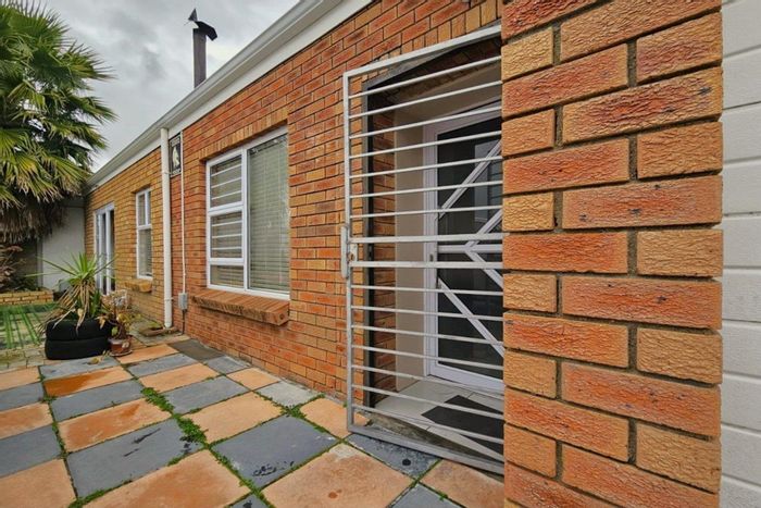 Kraaifontein East House For Sale: 3 bedrooms, entertainment room, secure living features.