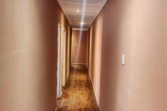 Quigney Townhouse For Sale: 3 bedrooms, garage, near beach and attractions.