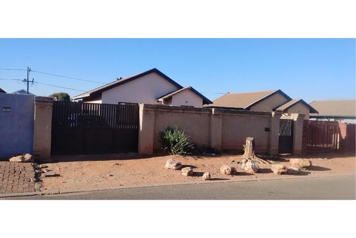 2-Bedroom House To Rent in Protea Glen, walled, gated, quiet community.