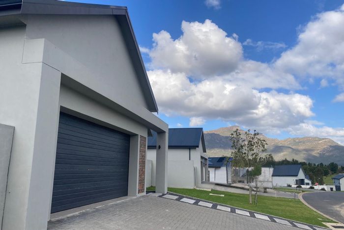 For Sale: House in Paarl South with 24-hour security, spacious green areas.