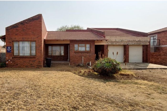 Liefde En Vrede House For Sale: Three bedrooms, double garage, spacious yard.