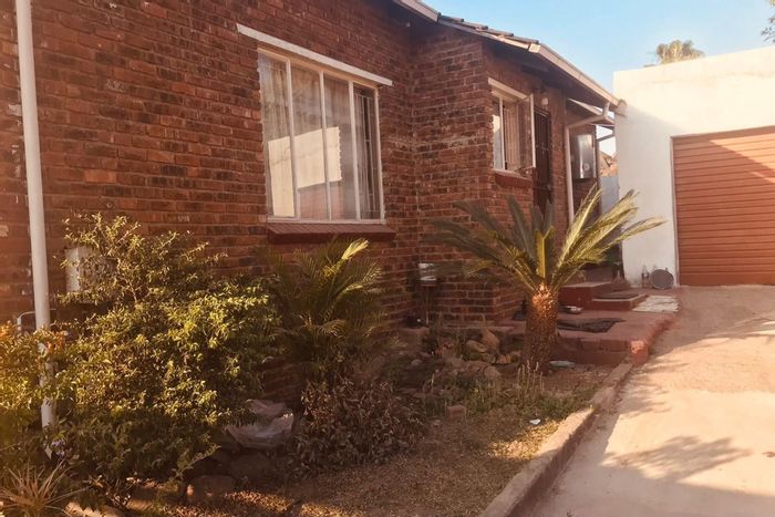 Spacious house for sale in Kanyamazane, near schools and amenities, with garage.