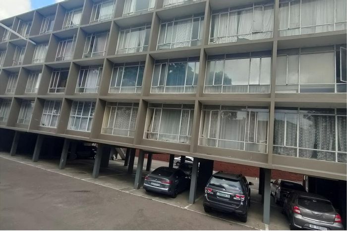 Glenwood Apartment For Sale: 2 beds, parking, close to schools and shops.