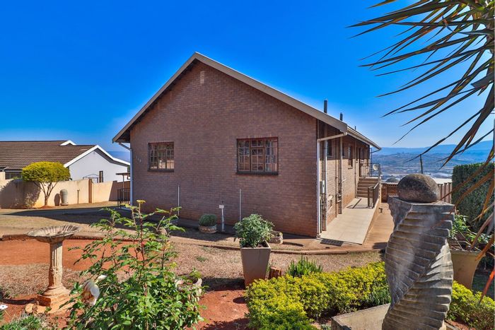 Eastwood House For Sale: 3 bedrooms, outbuilding, dual garages, and spacious lounges.