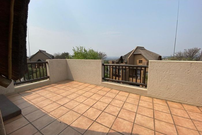 Lonehill Apartment For Sale: Top floor, balcony views, communal pools, secure living.