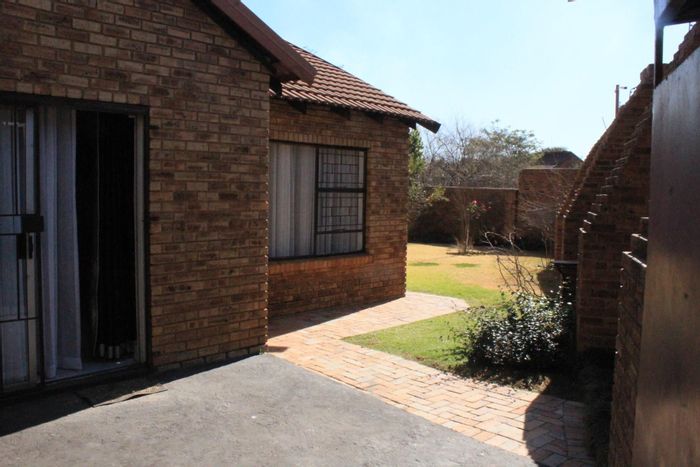 Pet-friendly townhouse for sale in Wilgeheuwel with private garden and ample parking.