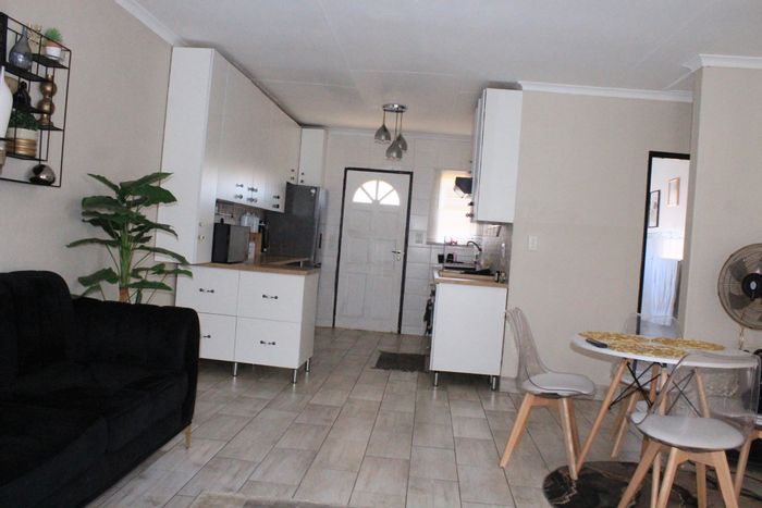 Wilgeheuwel Townhouse For Sale: Pet-friendly, private garden, tandem garage, security features.