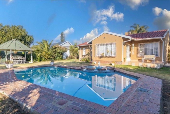 Eden Glen House For Sale: 3 beds, pool, security, large garden, double garage.