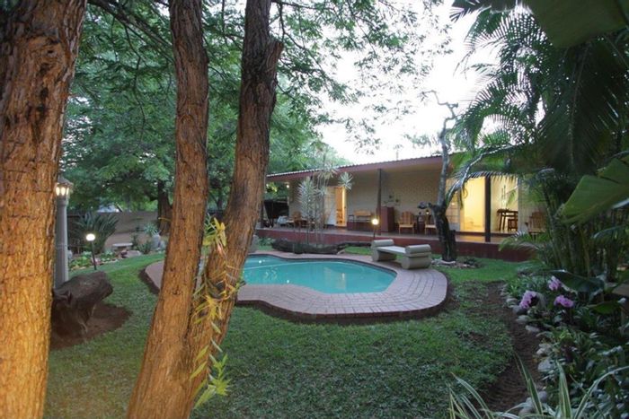 For Sale: House in Hoedspruit Central with guesthouse, pool, and secure parking.