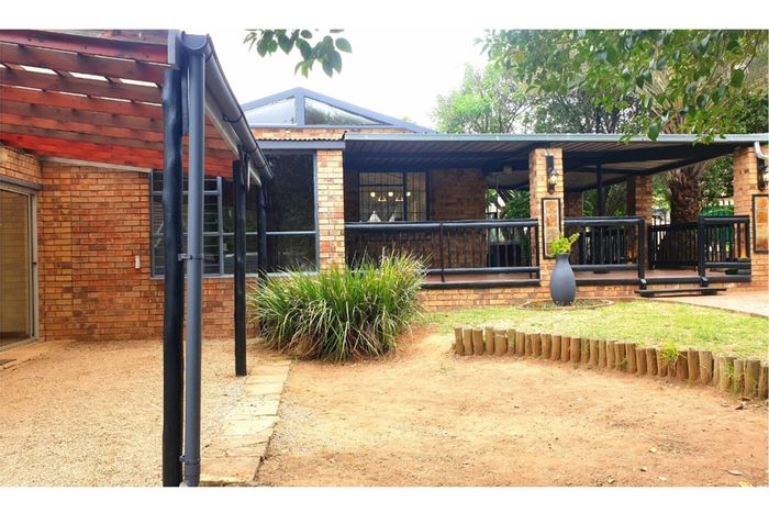 North Riding House For Sale: Versatile layout, multiple living spaces, ample parking.