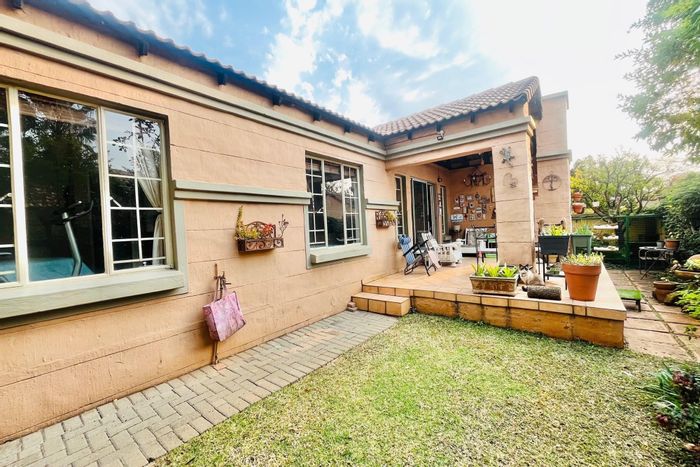 Faerie Glen Townhouse For Sale: 2 Beds, Pool, Braai Area, Secure Living.