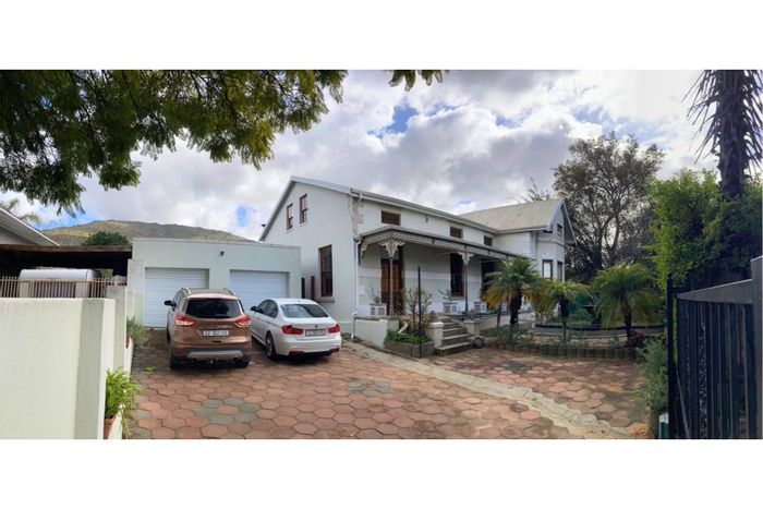 Groenvlei House For Sale: Dual living, pool, flatlet, and spacious corner plot.