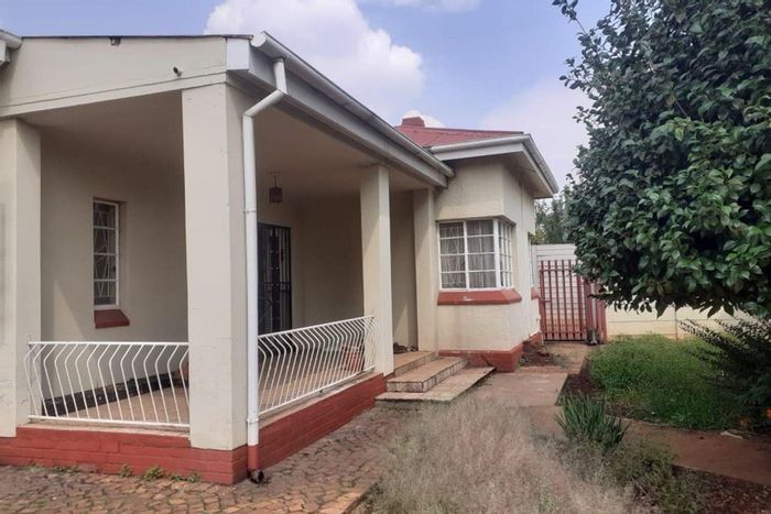 Brenthurst House For Sale: 3 bedrooms, 2-car garage, renovation potential, prime location.