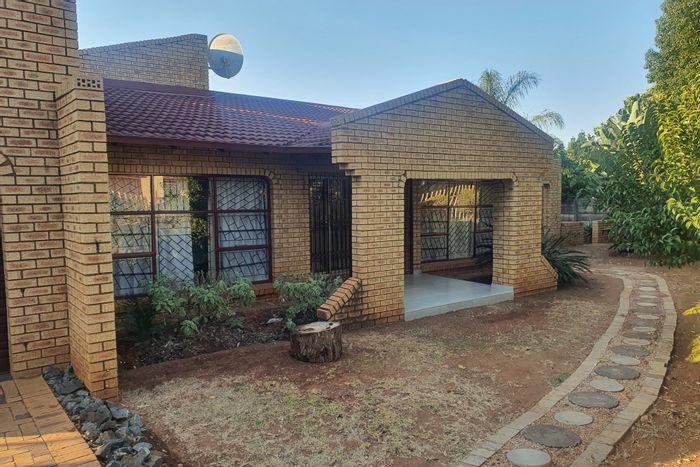 For Sale: House in Wonderboom South with 4 bedrooms, garage, and spacious kitchen.