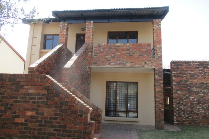 Vorna Valley Townhouse For Sale: 2 beds, garden, braai pit, pool access.