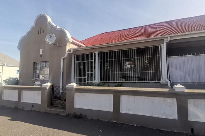 4-Bedroom House For Sale in Paarl Central with parking, laundry, and stoep.