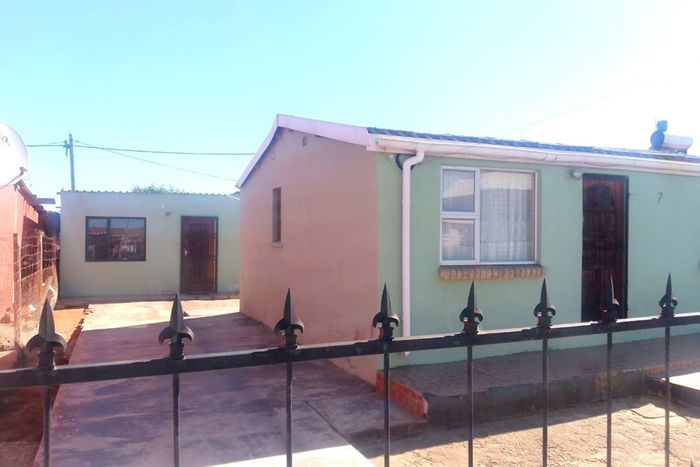 For Sale: Kwanobuhle House with 2 Bedrooms, Outside Building, Fully Enclosed.