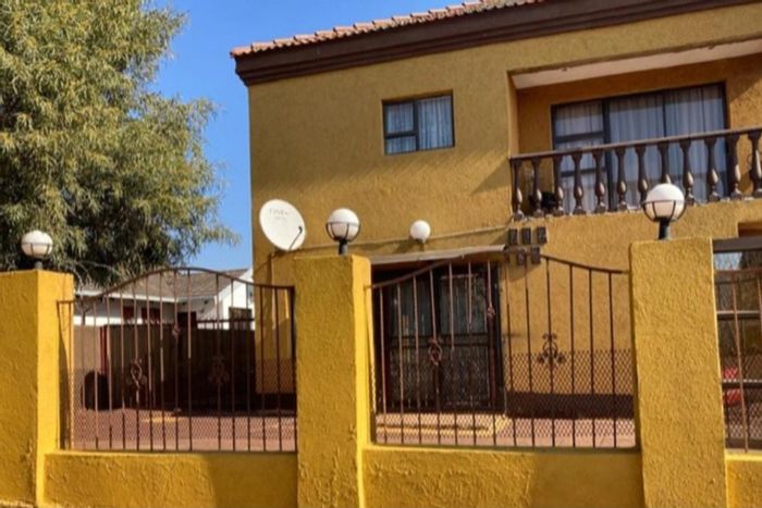 For Sale: Spacious House in Zakariyya Park with pool, flatlet, and ample parking.