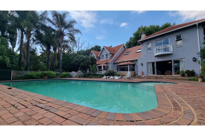 Lambton House For Sale: 6 bedrooms, pool, borehole, staff rooms, spacious lounges.