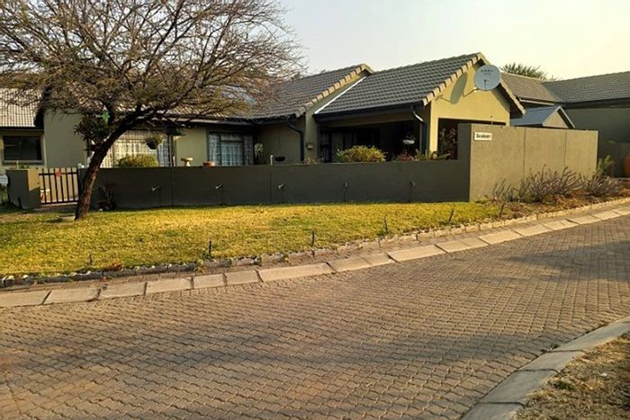 2-Bedroom Townhouse for Sale in Mookgopong Central with Garden and Security System.