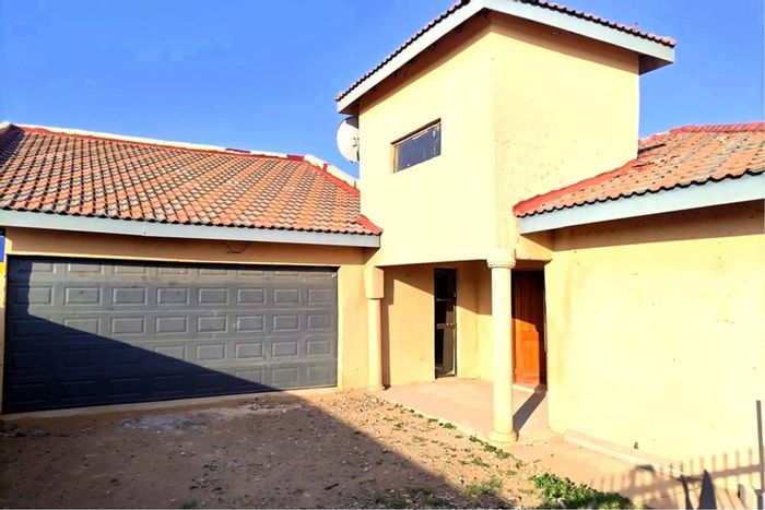 Roodepan House For Sale: 3 Bedrooms, open-plan kitchen, double garage, en-suite bathroom.