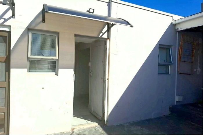 Grassy Park Cluster To Rent: One-bedroom, off-street parking, shared braai area.