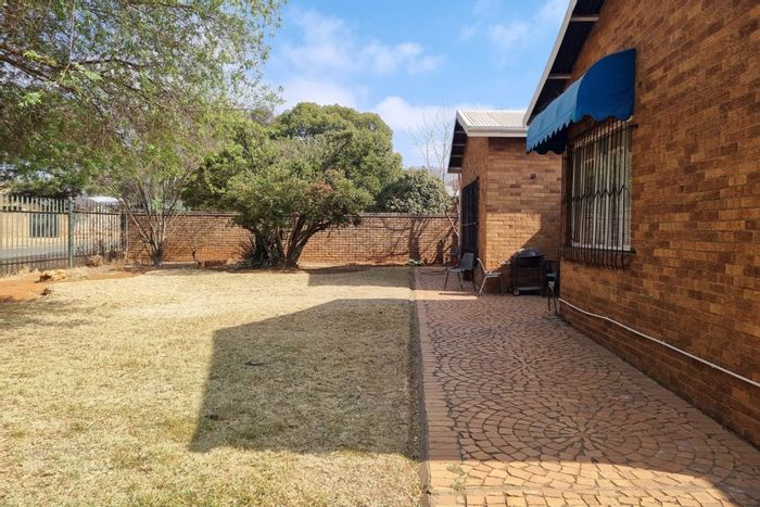 For Sale: House in Casseldale with 4 bedrooms, flat, and ample parking.