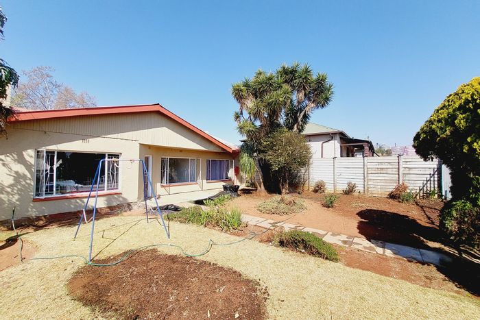 3 Bed House with 2 Bed Cottage for Sale in Krugersdorp West.