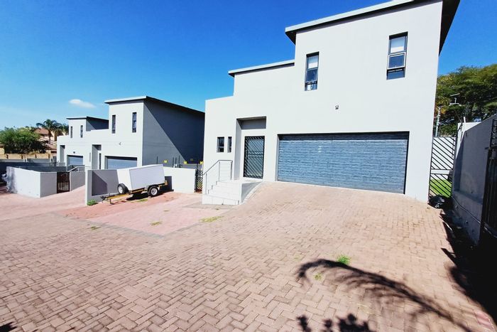 For Sale: Noordheuwel House with 3 Bedrooms, Double Garage, and Garden.