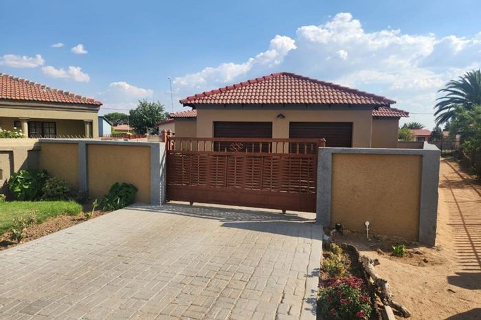 For Sale: House in Mmabatho with 3 bedrooms, double garage, and motorized gate.