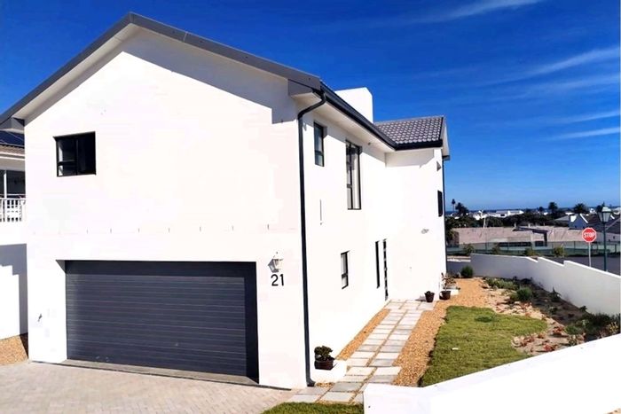 For Sale: House in Shelley Point with golf estate access, en-suites, and balcony braai.