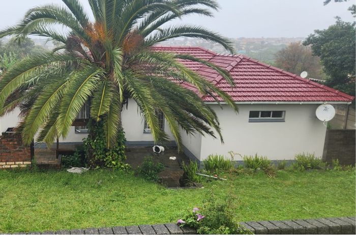 For Sale: House in Cambridge West with garden, braai area, and three bedrooms.