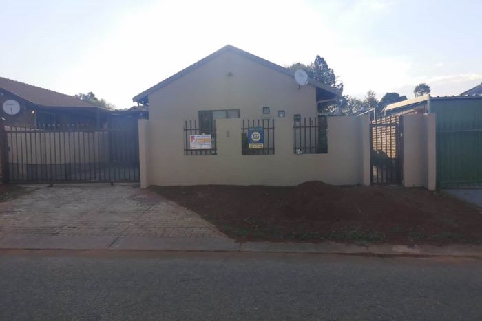 Heuweloord House For Sale: 3 Beds, Double Garage, Near Schools & Shopping.