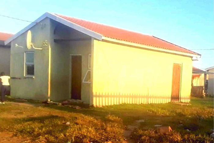 2-bedroom house in Wells Estate for sale, close to transport routes, parking included.