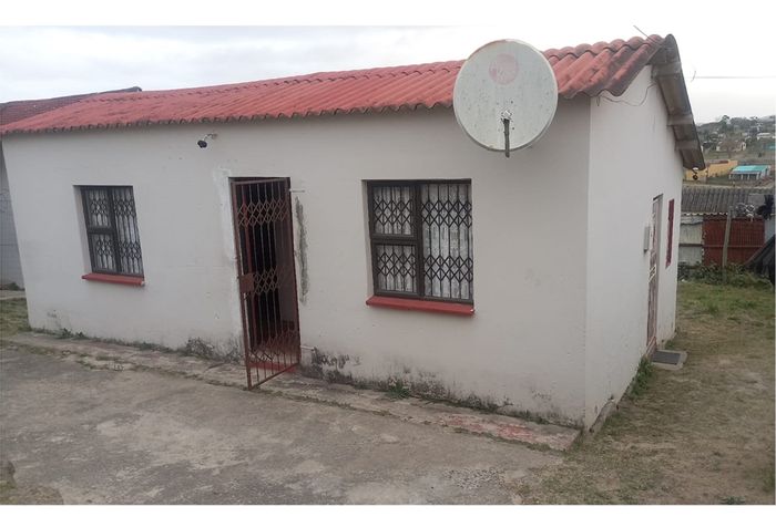 2 Bedroom House For Sale in Mdantsane, secure yard, near schools.