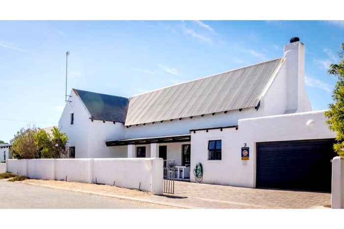 For Sale: House in Velddrif Central with 4 bedrooms, garage, and built-in braai.