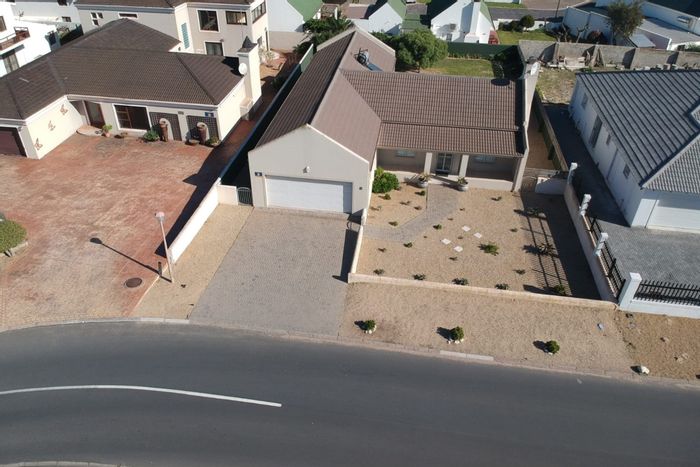 For Sale: 3-bedroom house in Country Club with braai, garden, and garage.