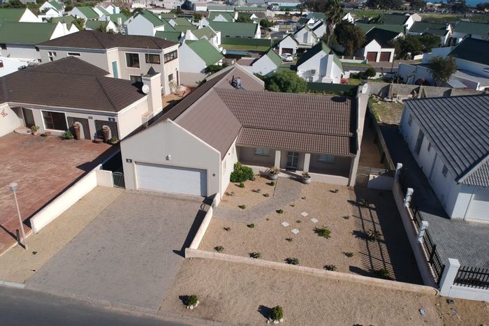 For Sale: 3-bedroom house in Country Club with braai, garden, and garage.