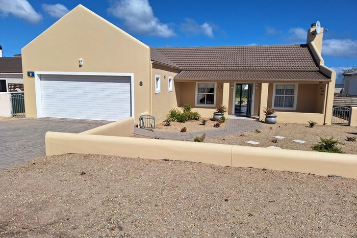 For Sale: 3-bedroom house in Country Club with braai, garden, and garage.