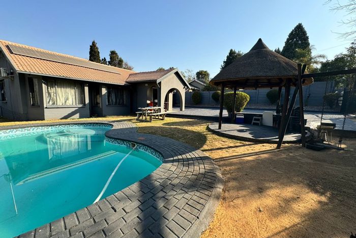 Bloubosrand House For Sale: 4 bedrooms, pool, gazebo, close to amenities.