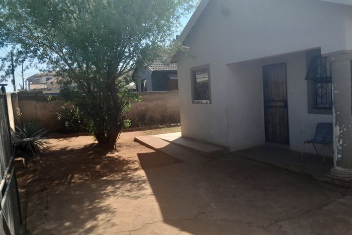 3-bedroom house in Clayville for sale, near Tembisa mall and schools.