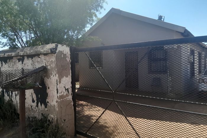 3-bedroom house in Clayville for sale, near Tembisa mall and schools.