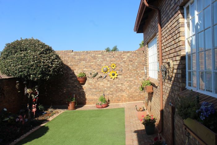 Noordheuwel Townhouse For Sale: Garden, covered porch, family room, and double garages.