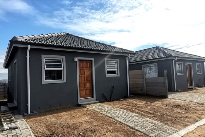 For Sale: House in Dalvale with 3 bedrooms, open plan living, and solar panel.