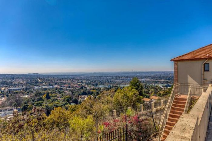 For Sale: 3-Bedroom Apartment in Constantia Kloof with Parking and Pet-Friendly Access.