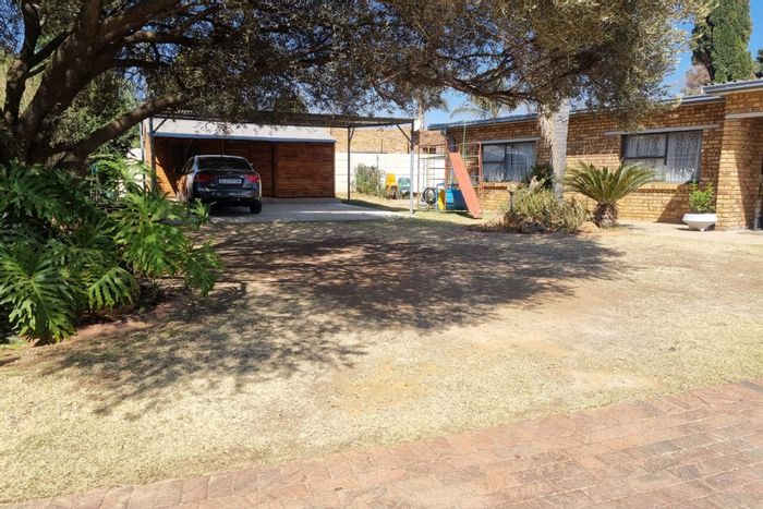 5-bedroom house for sale in Lodeyko with pool, playground, and security features.