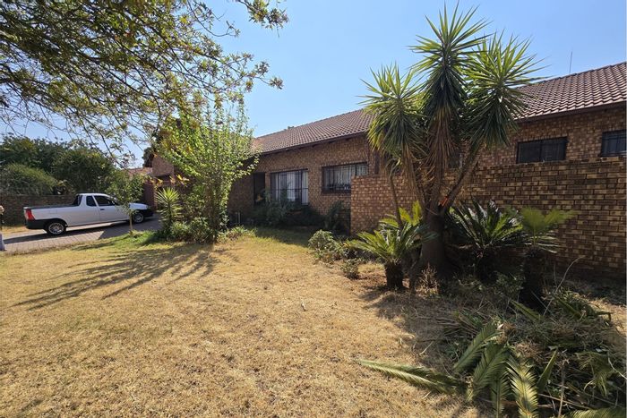 Spacious 4-bedroom house with pool, garden, and double garage in The Reeds. For Sale.