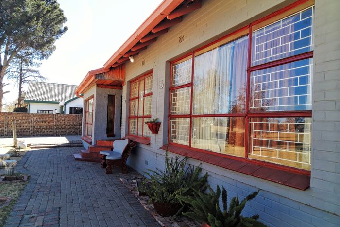 For Sale: Bedelia House with 3 Bedrooms, Lockup Garage, and Enclosed Lapa.