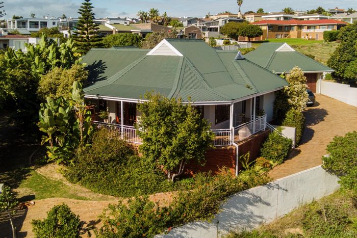 Charming Middedorp house for sale with expansive balcony, lush garden, and staff quarters.