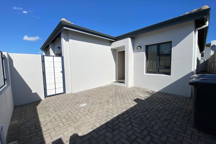 For Sale: House in Parklands North with 3 beds, garage, yard, and braai.